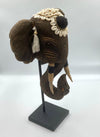 Tête d'éléphant sculptée en bois ornée de coquillages