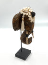 Tête d'éléphant sculptée en bois ornée de coquillages