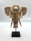 Tête d'éléphant sculptée en bois ornée de coquillages