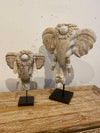 Tête d'éléphant sculptée en bois ornée de coquillages
