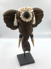 Tête d'éléphant sculptée en bois ornée de coquillages