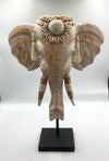 Tête d'éléphant sculptée en bois ornée de coquillages