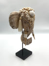 Tête d'éléphant sculptée en bois ornée de coquillages