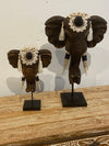 Tête d'éléphant sculptée en bois ornée de coquillages